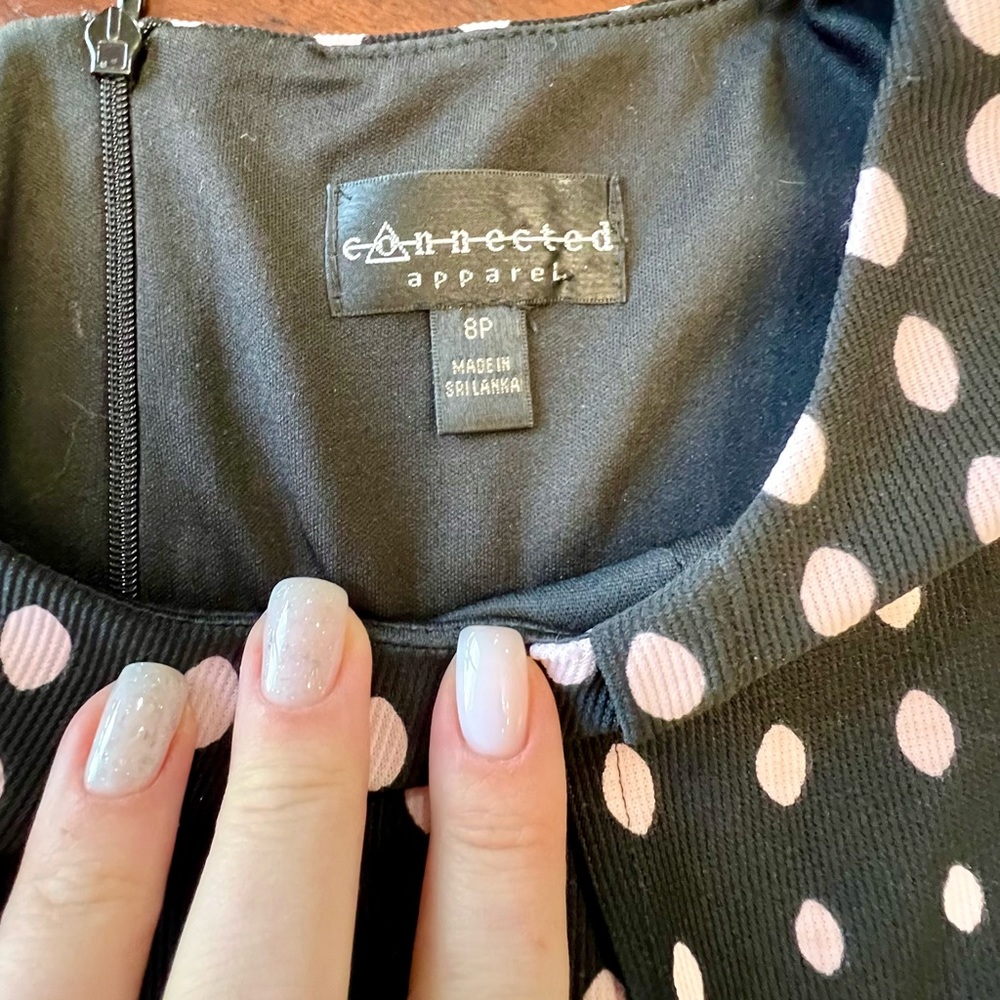 Straight cut dress. Sleeveless. Black and pastel pink dot - Picture 2 of 4